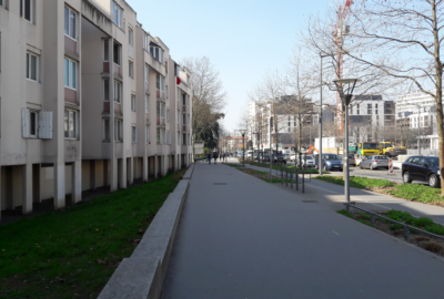 vue de trottoir avec de vieux batiments et des batiments plus récents