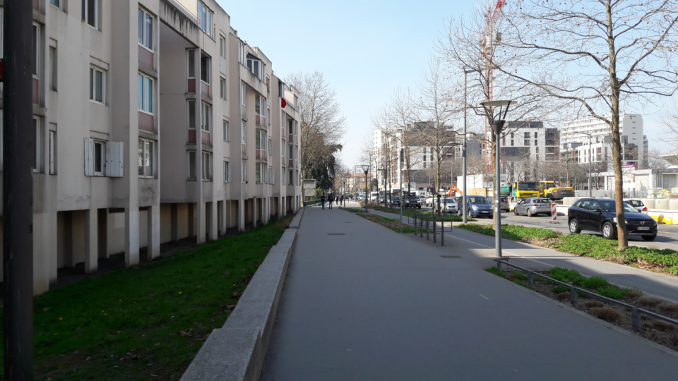 vue de trottoir avec de vieux batiments et des batiments plus récents