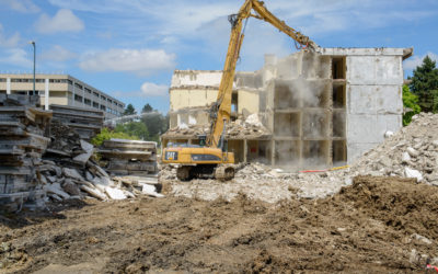 Démolition du bâtiment Lavallée avec une pelle à grand bras