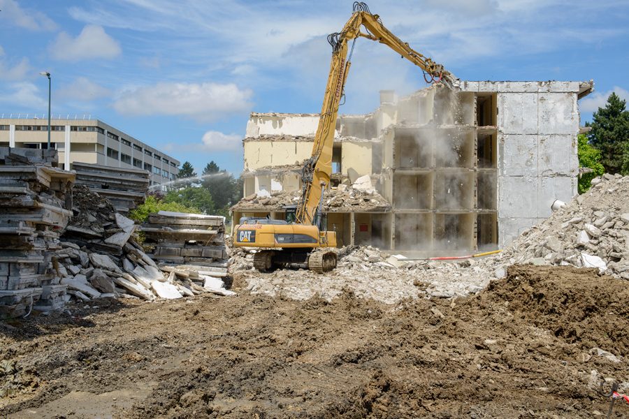 Démolition du bâtiment Lavallée avec une pelle à grand bras